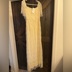 Elegant Cream Lace Wedding Dress